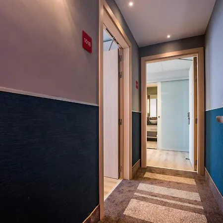 Hotel Leonardo Royal Fira 4*