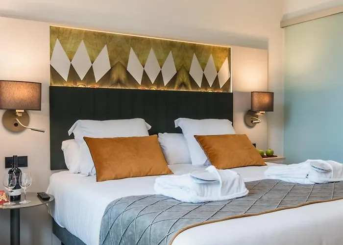 Hotel Leonardo Royal Fira 4*